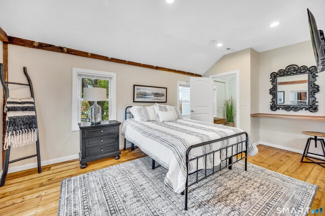 Building Photo - 736 Main St