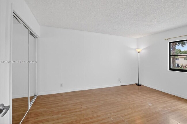 Building Photo - 200 Lakeview Dr