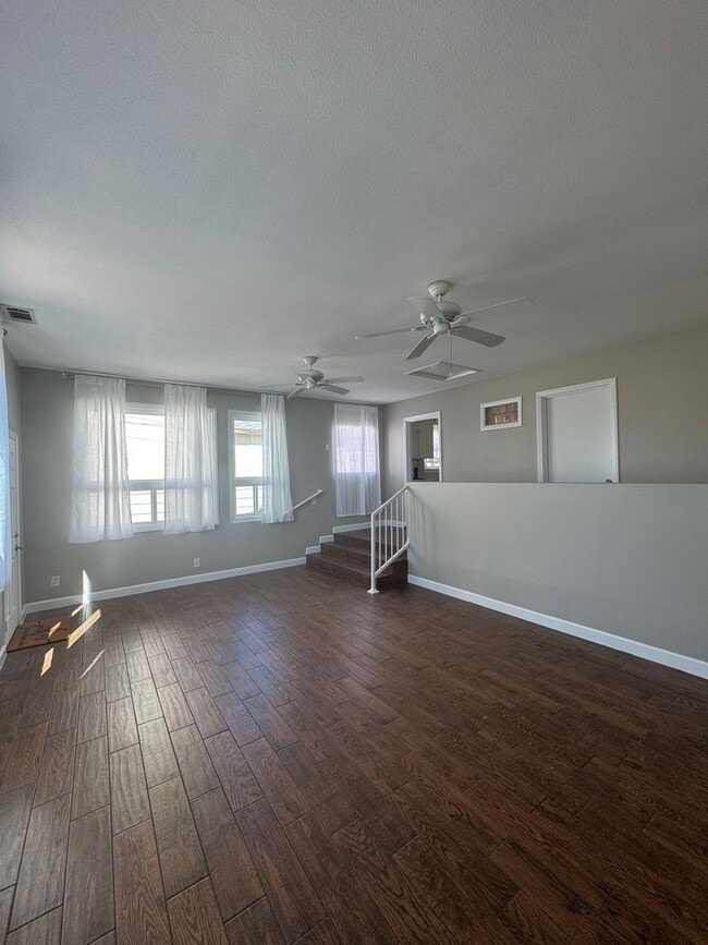 Building Photo - Large 4 bedroom 2 Bathroom for rent