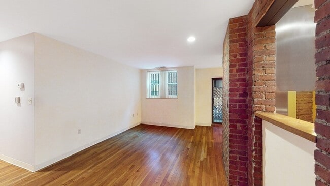 Building Photo - 84 Gainsborough St