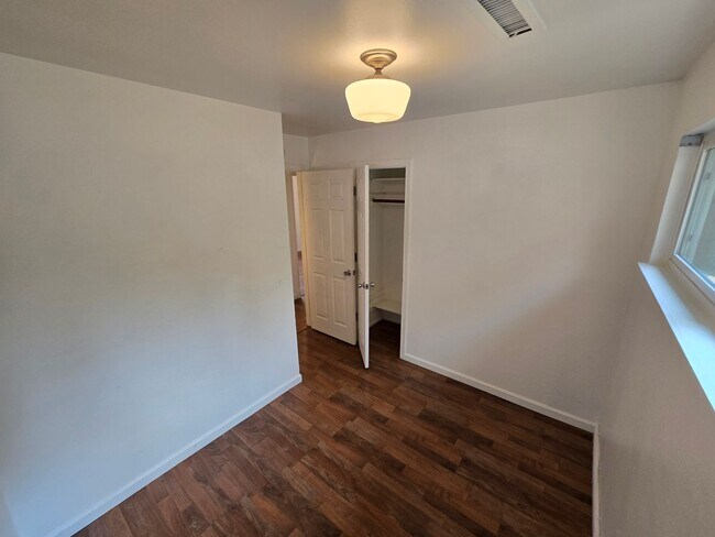 Building Photo - West-Flagstaff 4bd/2ba House Near NAU & CCC -Students & Pets OK!! Avail. July 10th!