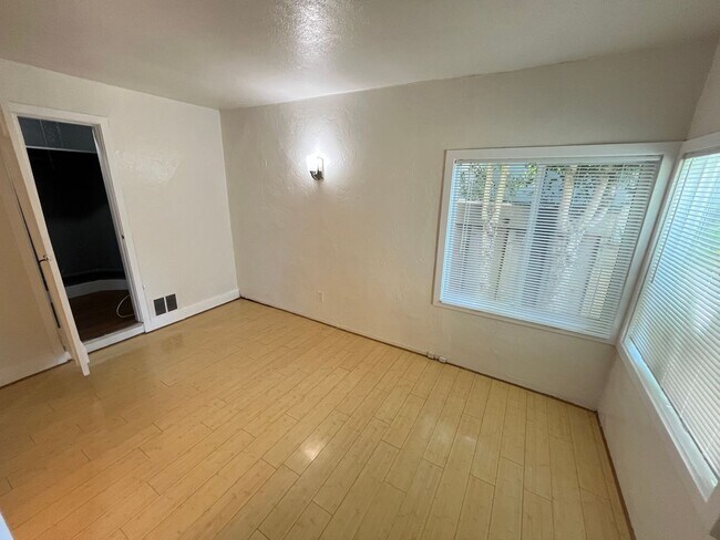 Building Photo - 330-332 Panoramic Way