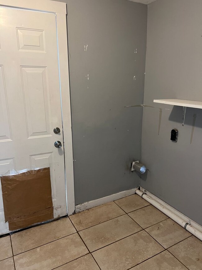 Building Photo - 3 bedroom/1 bathroom house