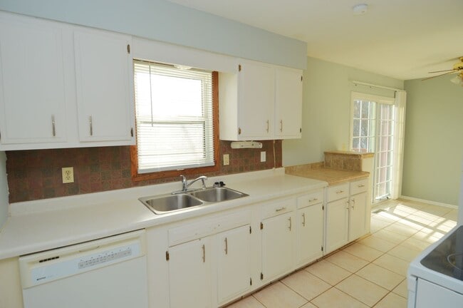 Building Photo - Huge 4 Bed 2 Bath Single Family Home!! Ton...