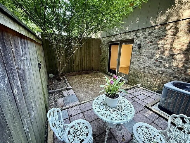 Building Photo - Beautifully Maintained Townhome in the Heart of Bellevue!