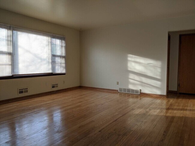 Building Photo - Gorgeous 3 Bed Upper Available with shared Garage & Hardwood floors, Appliances incl.