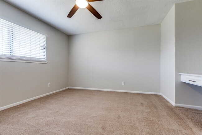 Building Photo - 5426 Fairgreen Ln