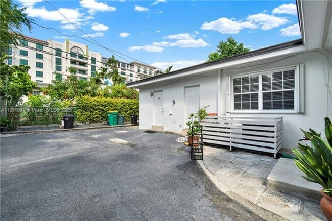 Building Photo - 331 Santander Ave