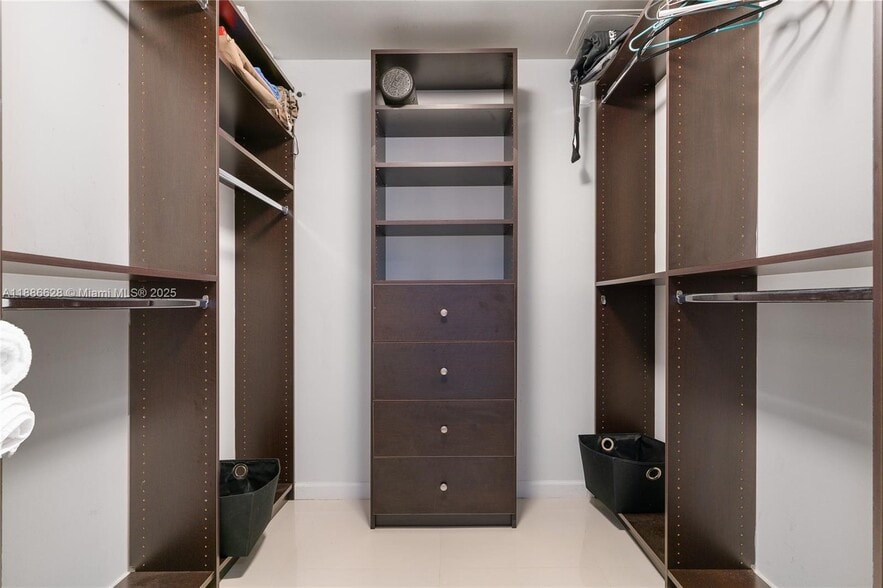 Building Photo - 495 Brickell Ave