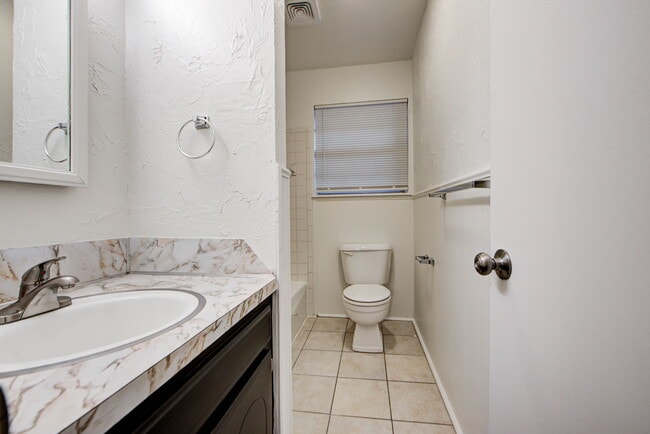 Building Photo - 1333 E Brooks St