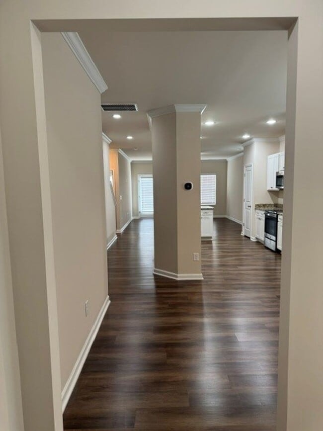 Building Photo - ***** READY TO MOVE IN *****