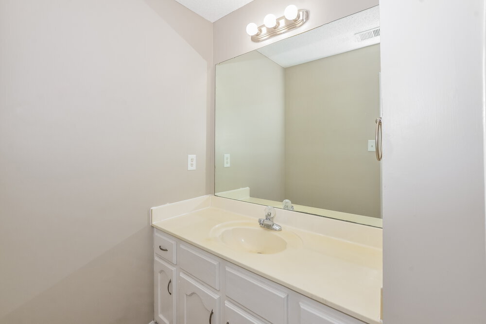 Building Photo - 8664 Meadow Green Dr