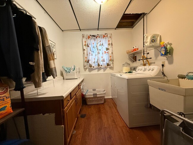 Building Photo - 4-bedroom home in Fairbanks / Dog friendly / Natural Gas