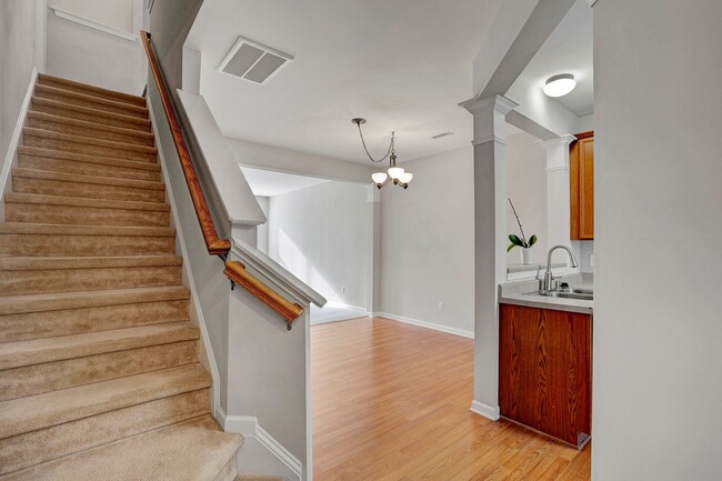 Building Photo - Cute and cozy townhome in Camden Park