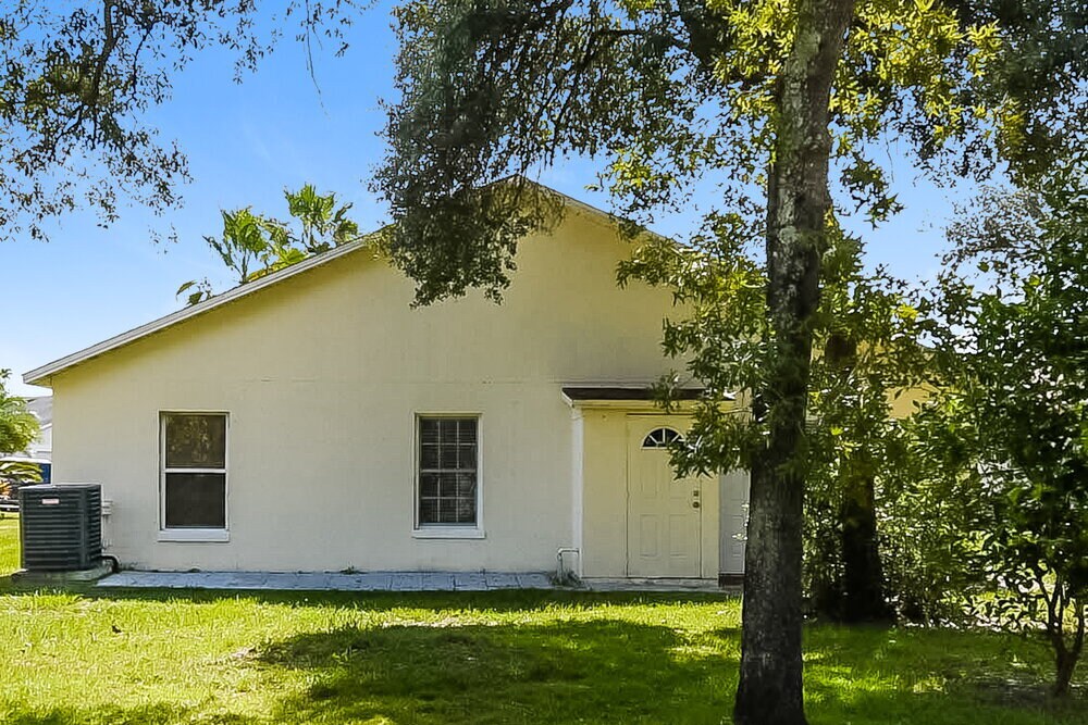Building Photo - 3306 Lake Effie Ct N
