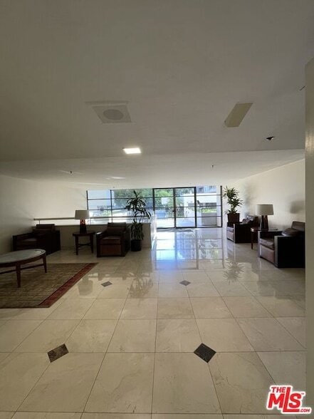 Building Photo - 600 W 9th St