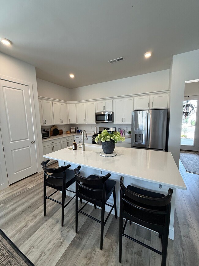 Building Photo - 675 W Cyn Pne Dr