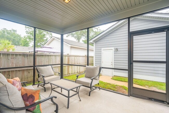 Building Photo - Impressive home in Oakfield loaded with up...