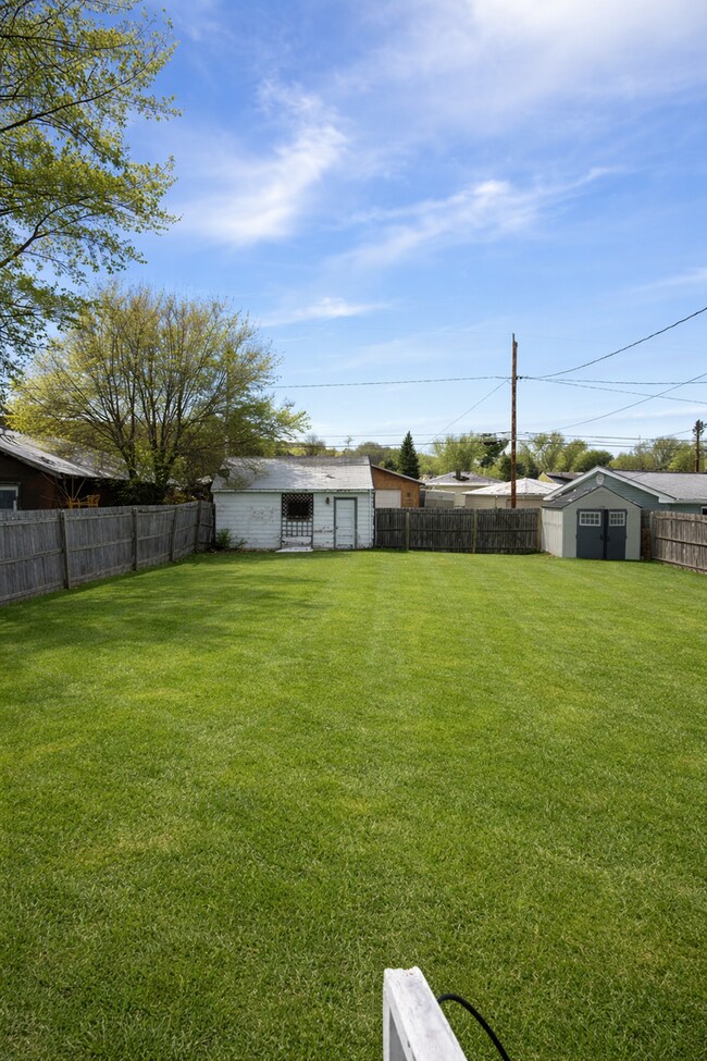 Building Photo - AVAILABLE NOW! - 2 Bed 1 Bath Home! Get 1/2 Off Your First Months Rent!