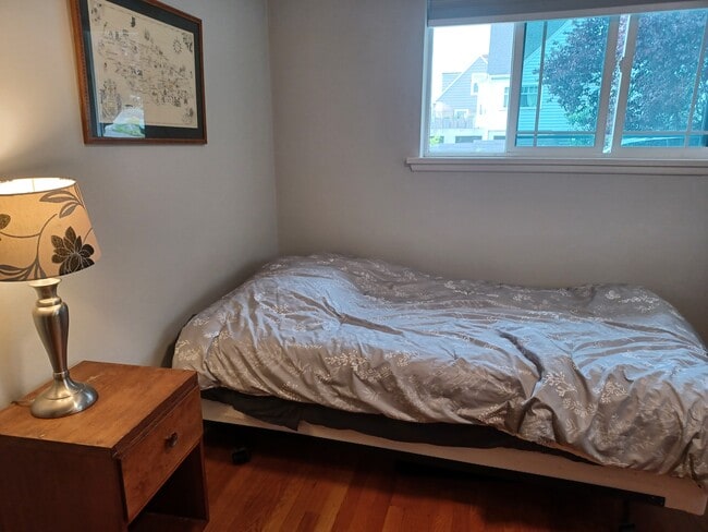 Private room for rent (furnished, 160sf) - 4719 SW Findlay St