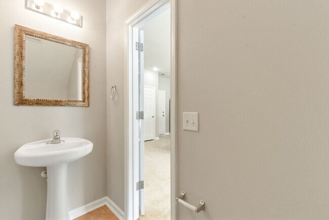 Building Photo - 3 Bed, 2. 5 Bath Like New Townhome in Richmond Hill