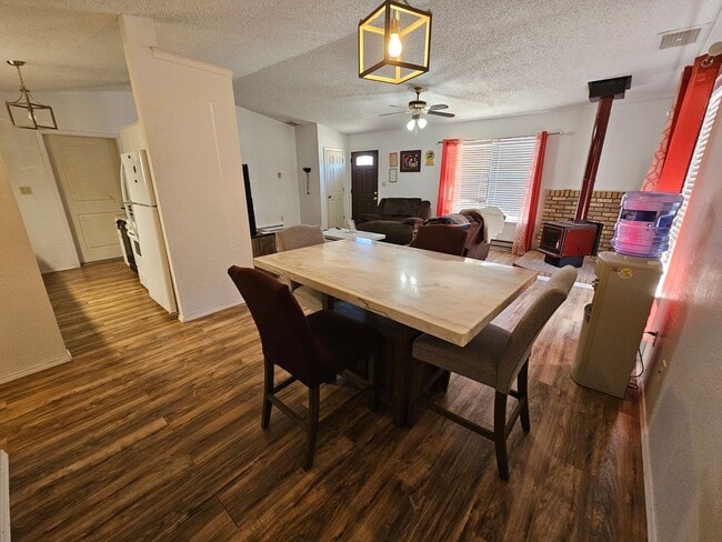 Building Photo - 3 Bedroom/2 Bath Home with a 2-Car Garage