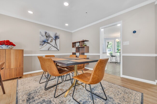 Building Photo - 586 Saint James Walk SE