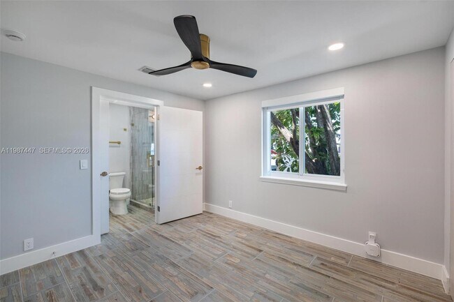 Building Photo - 1365 Bay Terrace