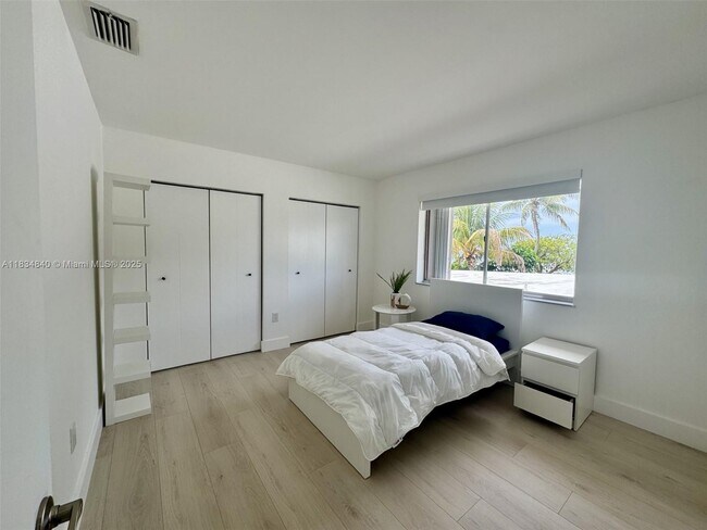 Building Photo - 10911 N Bayshore Dr