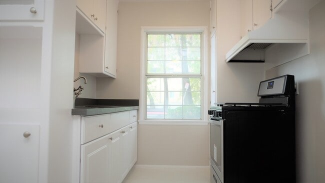 Building Photo - Spacious, modern, and bright! Love at first sight