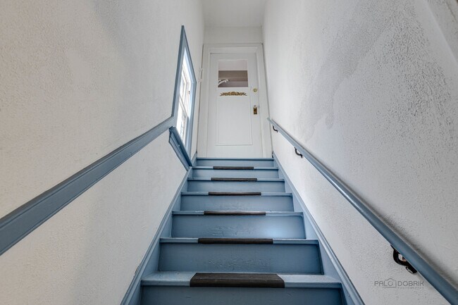 Building Photo - 389 E Deerpath Rd
