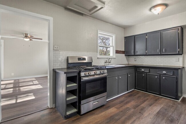 Building Photo - 320 NE 31st St