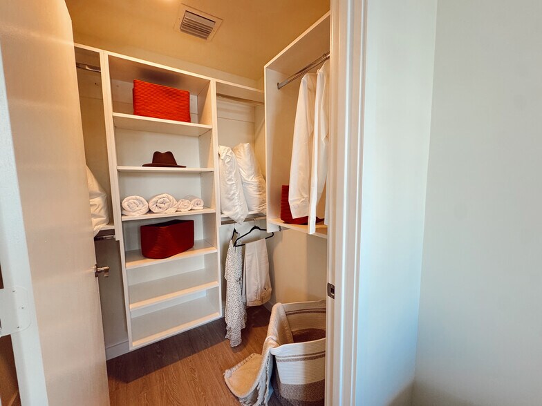 Building Photo - 2571 NE 195th St