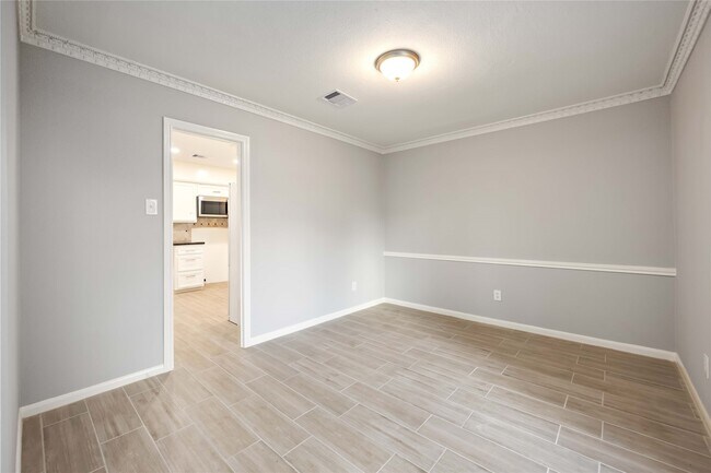 Building Photo - 3823 Fernglade Dr