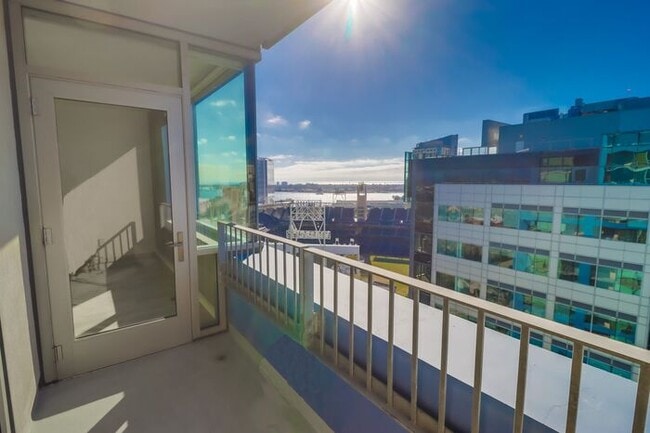 Building Photo - Stunning 1Bdm 1Ba Condo in the Heart of Do...