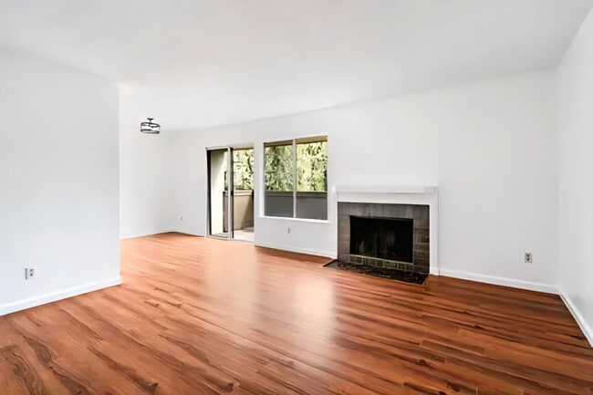 Building Photo - 3701 Colonial Dr