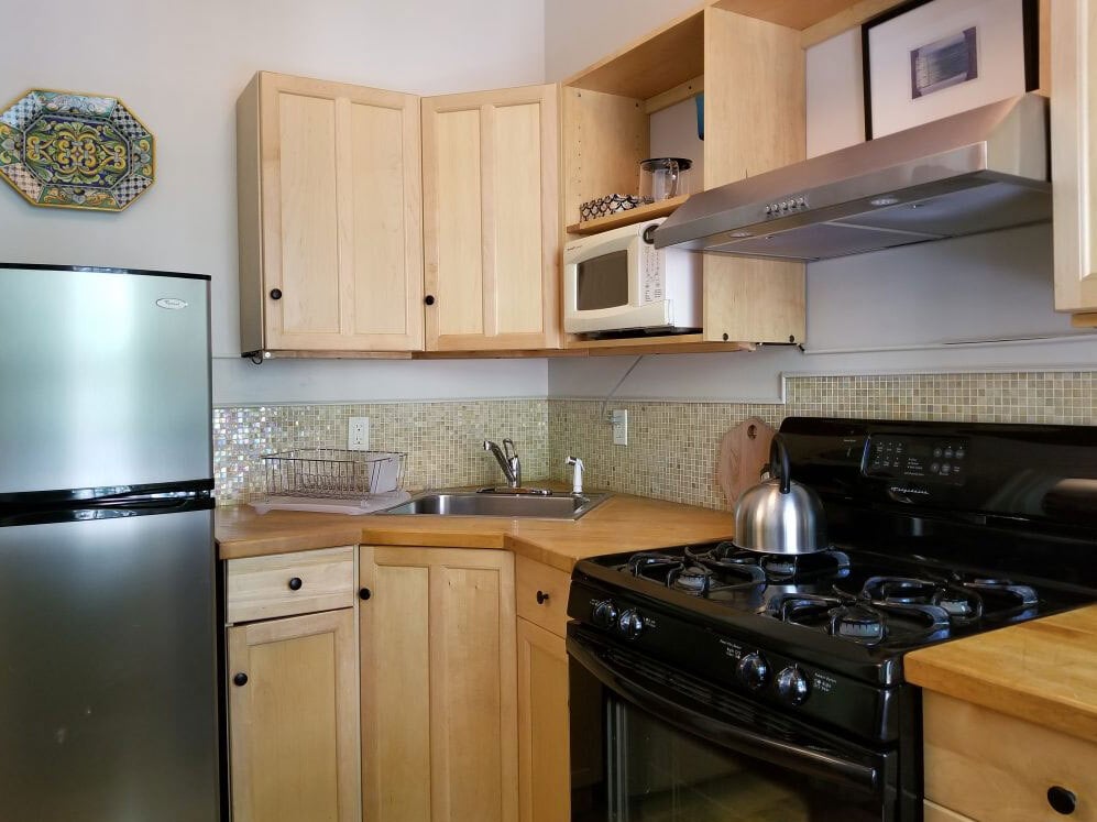 separate kitchen - 18 Schermerhorn St