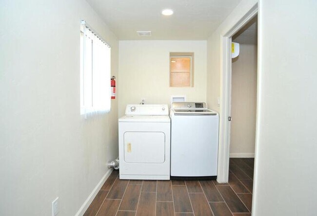 Building Photo - 3 BR/1.5 BA with large yard, new kitchen &...