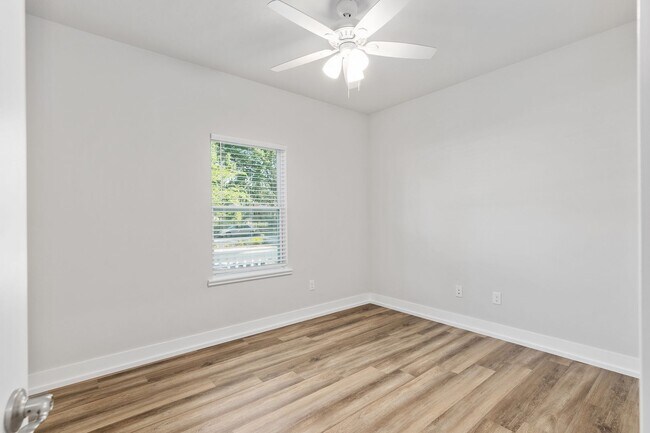 Building Photo - Historic Downtown Living – 3 Bed / 2 Bath Home