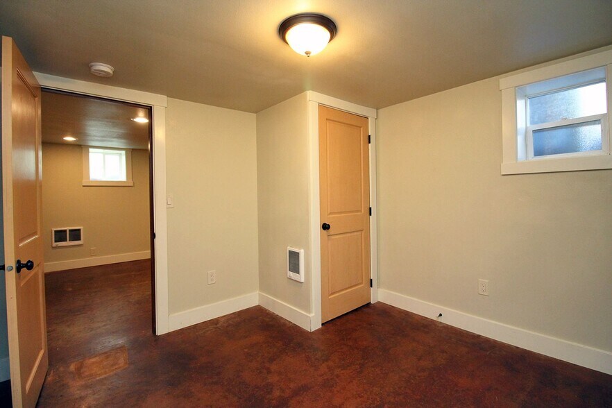 Building Photo - 4815 SE 75th Ave