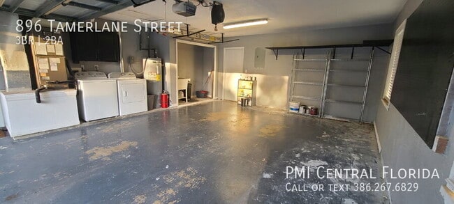 Building Photo - 896 Tamerlane St