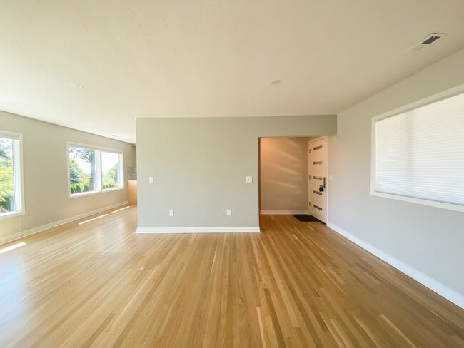 Building Photo - Stunning Mid-Century Home with Spectacular Southerly Views in Sought-After Terwilliger Heights!