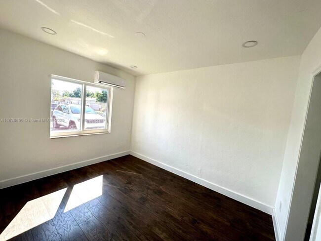 Building Photo - 2 bedroom in Miami FL 33162