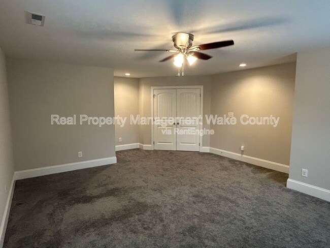 Building Photo - 5412 Robbins Dr
