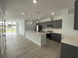 Building Photo - 132 E University