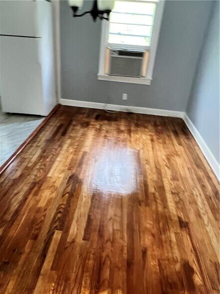 Building Photo - 1540 Burton Ave