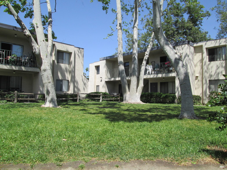 GREAT OUTDOOR COURTYARD - Valle at 9151 Kenwood