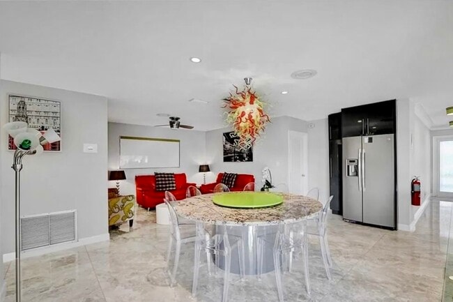 Building Photo - 2830 NE 55th St