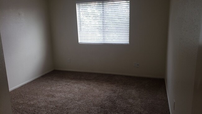 Building Photo - NICE 3 BED/2.5 BATH/2 CAR GARAGE/1590 SQ. ...