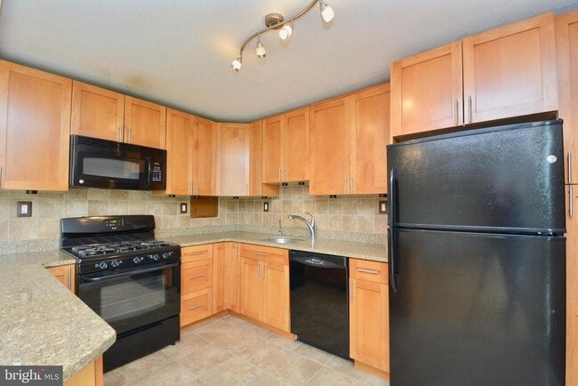 Building Photo - Bright 1BR 1B Condo | All Utilities Included | Arlington